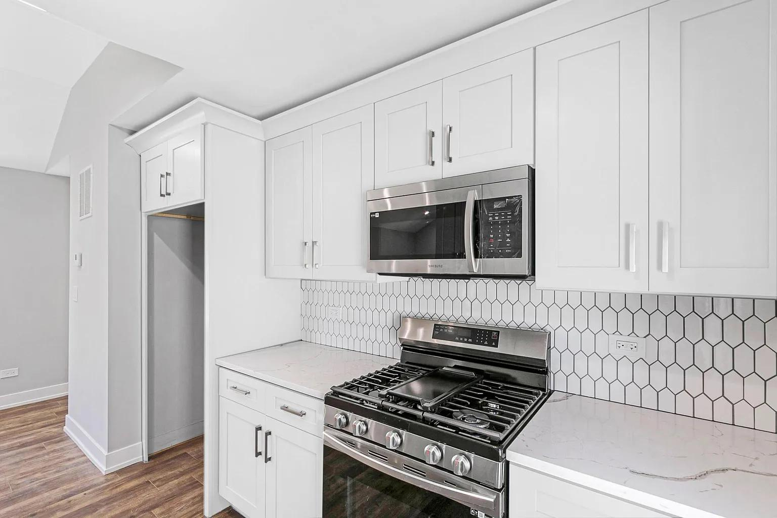 6418 S Champlain Avenue Unit: 2