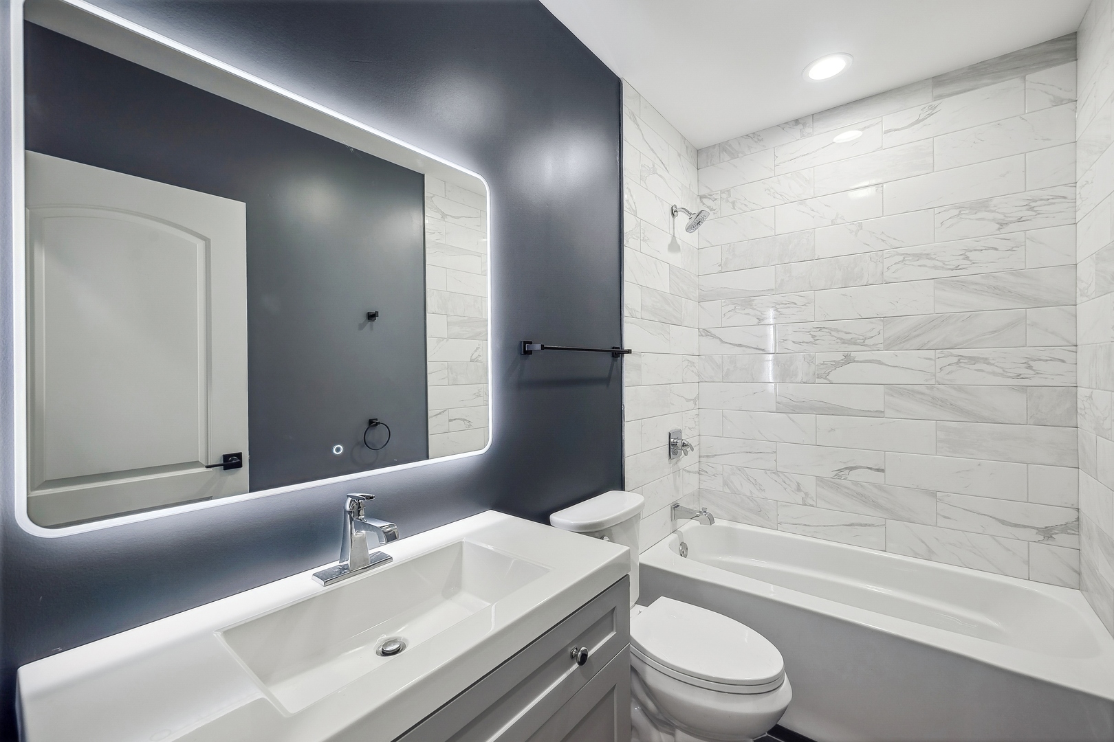 6126 S Eberhart Avenue Unit: 1