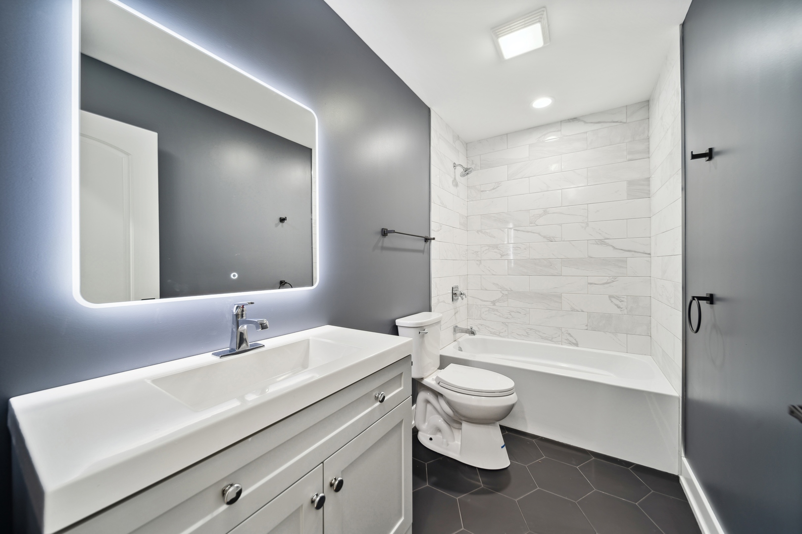 6126 S Eberhart Avenue Unit: 3