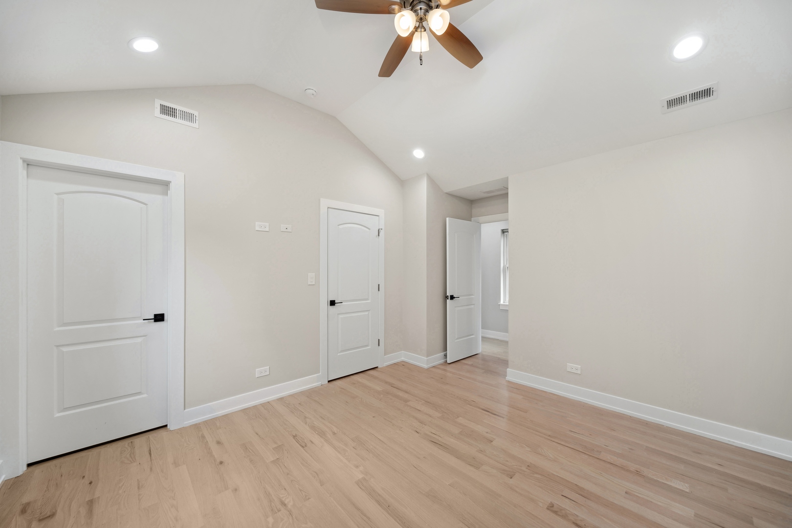 6126 S Eberhart Avenue Unit: 3