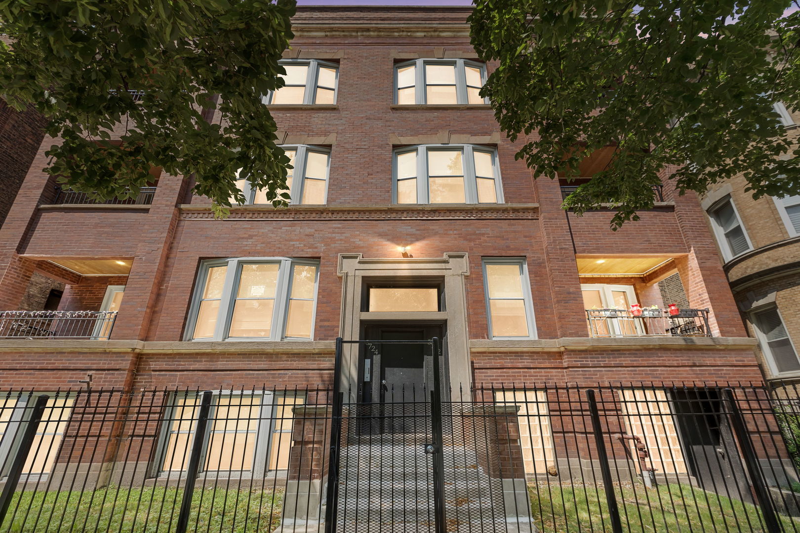 5724 S King Drive Unit: 2