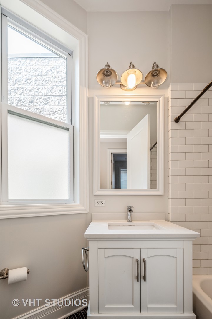 4830 S Saint Lawrence Avenue Unit: 1