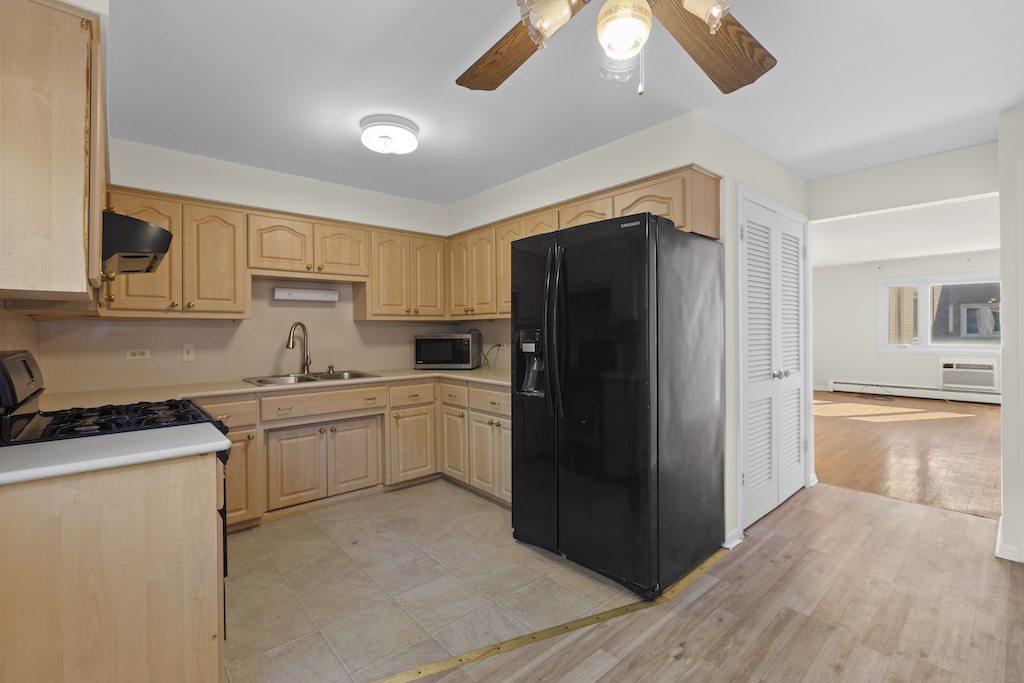 8121 S King Drive Unit: B2