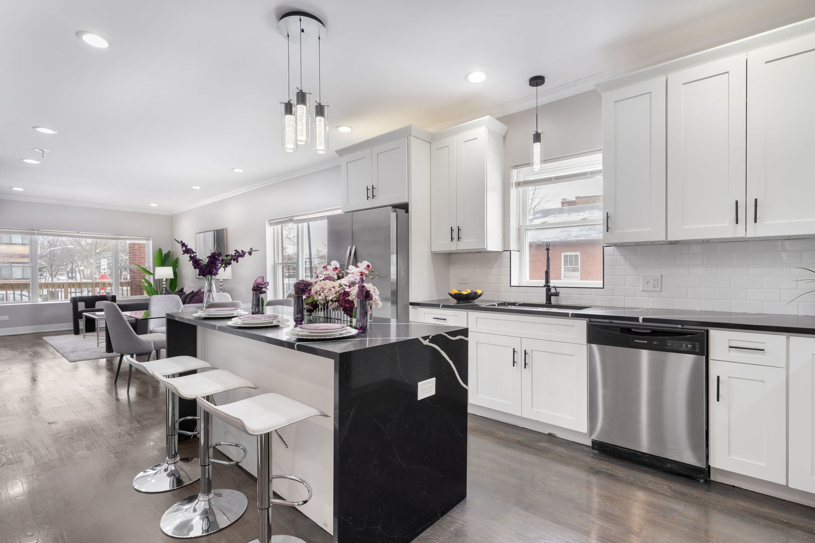 6101 S Maplewood Avenue