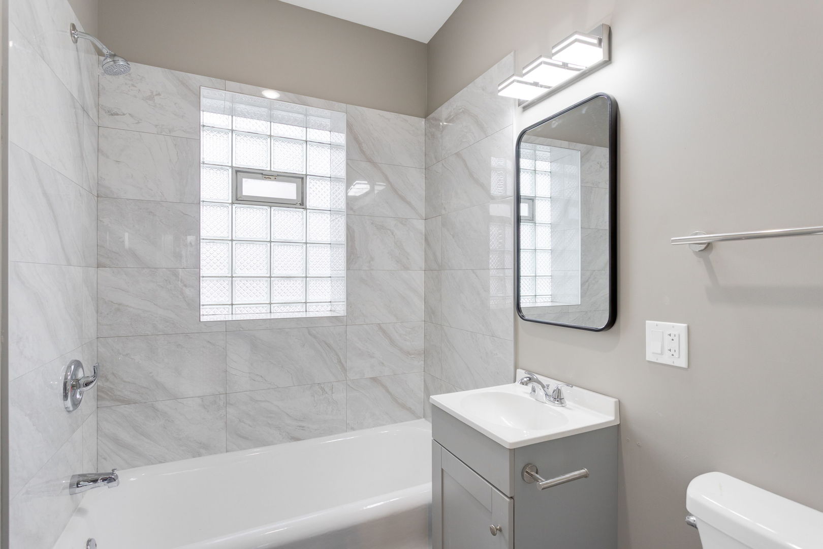 8022 S Ellis Avenue Unit: 1B