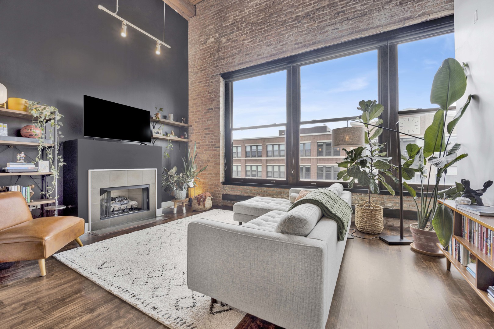 2303 S MICHIGAN Avenue Unit: 507
