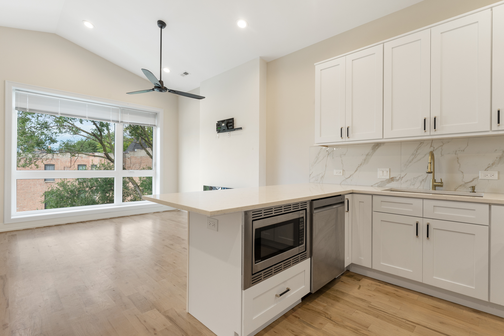 4605 S Saint Lawrence Avenue Unit: 201