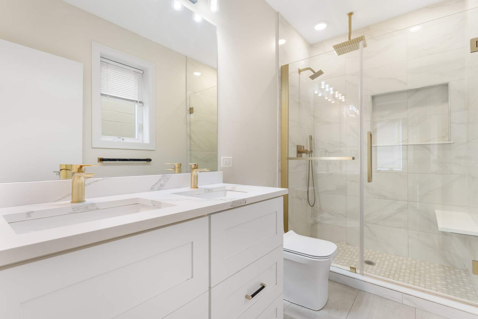 4605 S Saint Lawrence Avenue Unit: 201