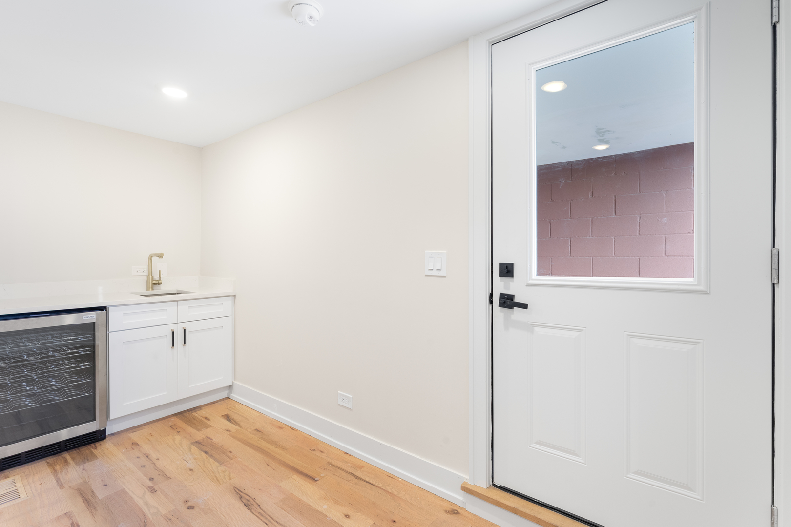 4605 S Saint Lawrence Avenue Unit: 201