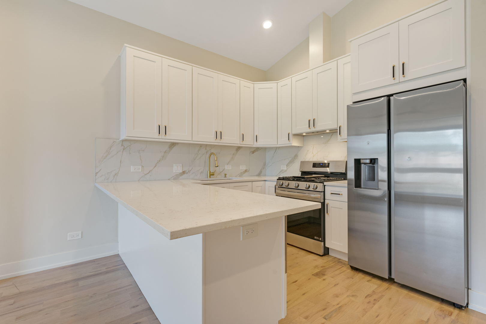 4605 S Saint Lawrence Avenue Unit: 201