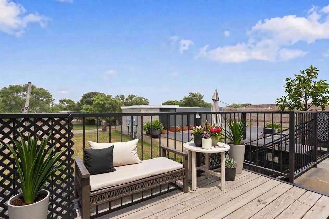 4607 S Saint Lawrence Avenue Unit: 301