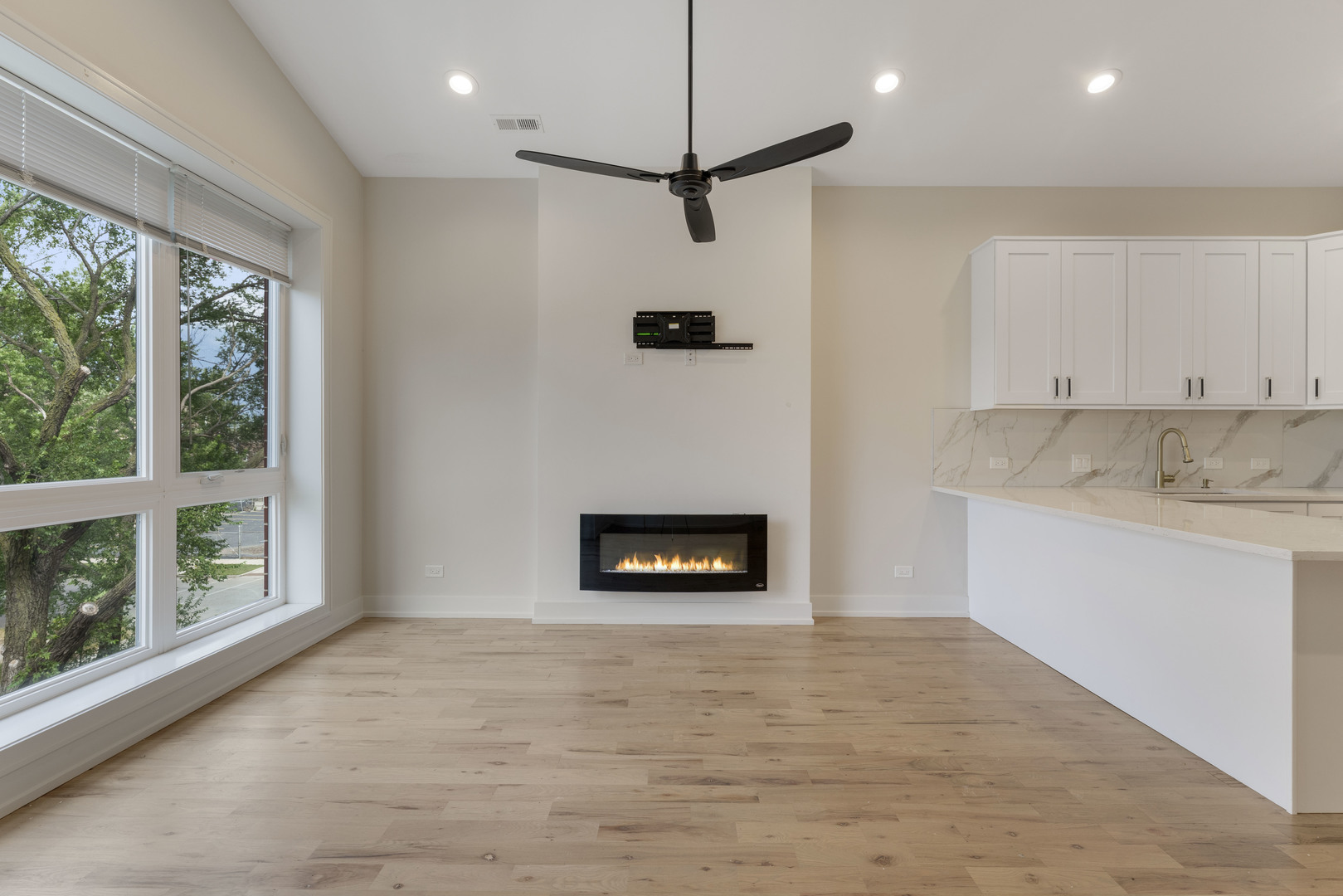 4607 S Saint Lawrence Avenue Unit: 301