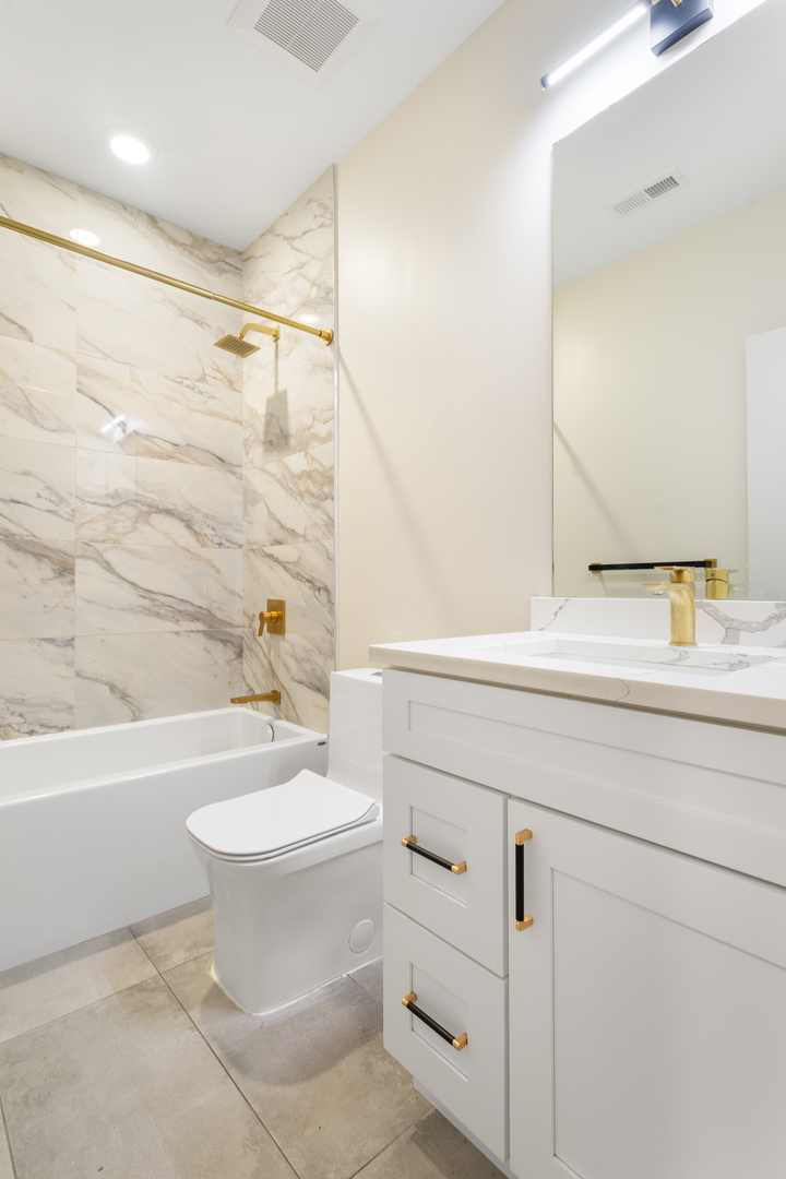 4607 S Saint Lawrence Avenue Unit: 301