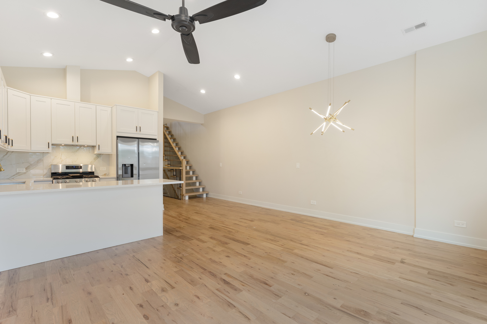 4607 S Saint Lawrence Avenue Unit: 301