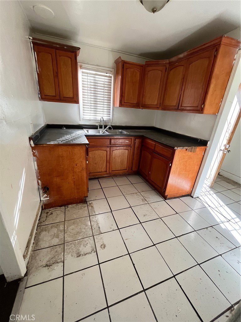 5515 S Hoover Street