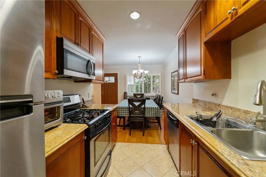 551 W Stocker Street 3