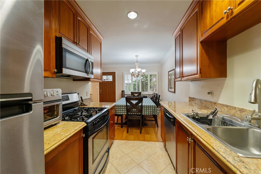551 W Stocker Street 3