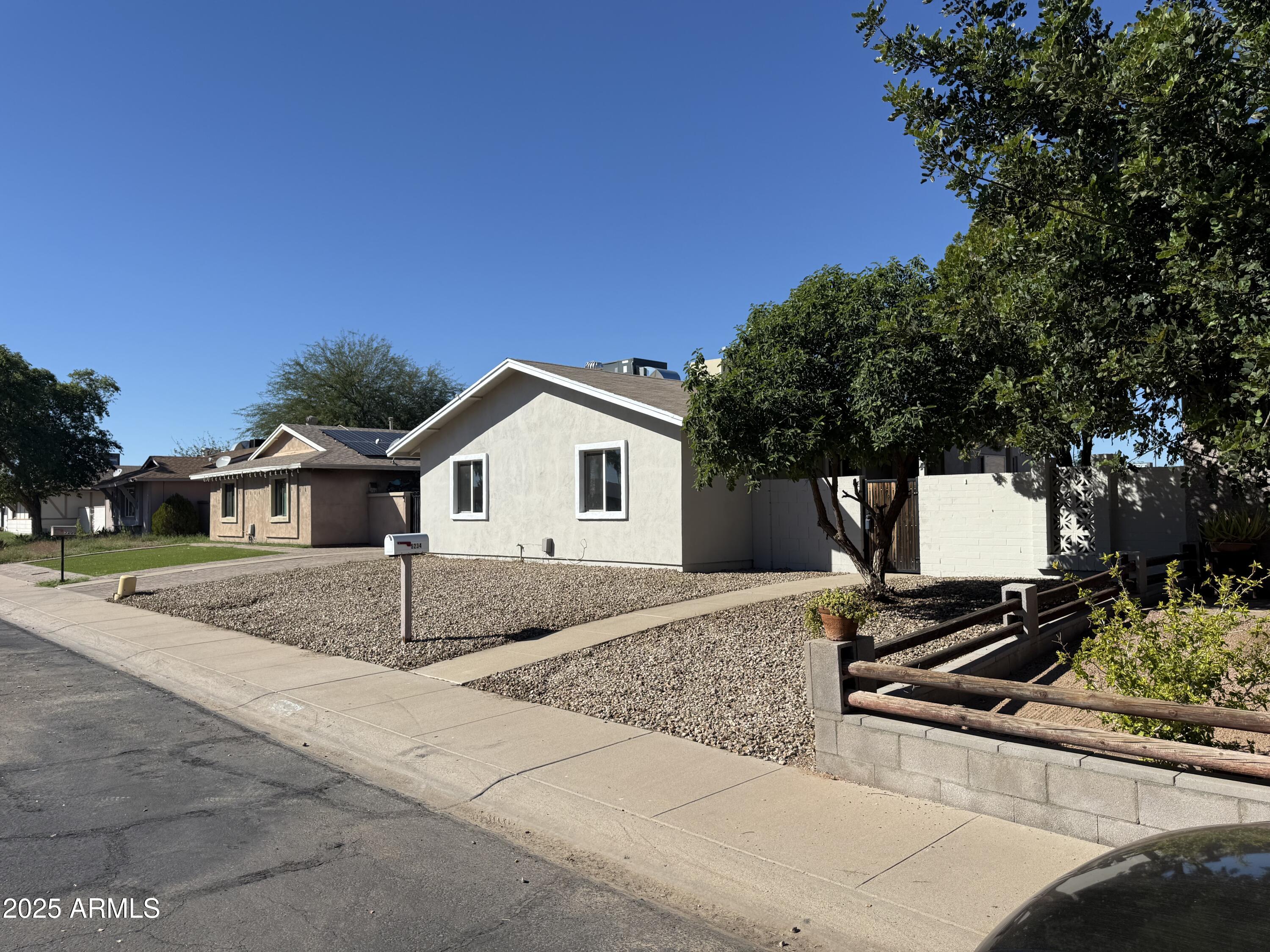 5234 W BANFF Lane, Glendale