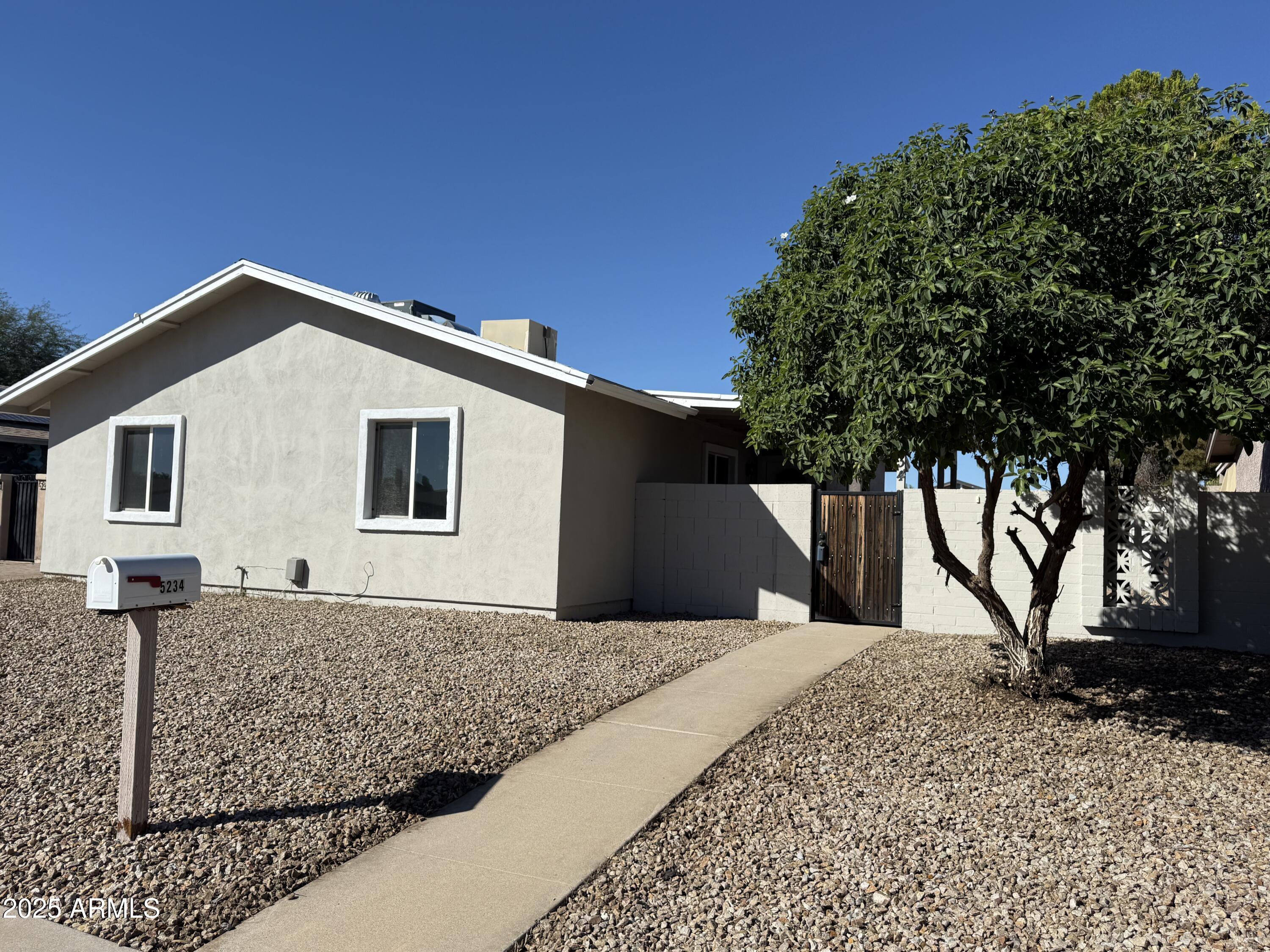 5234 W BANFF Lane, Glendale