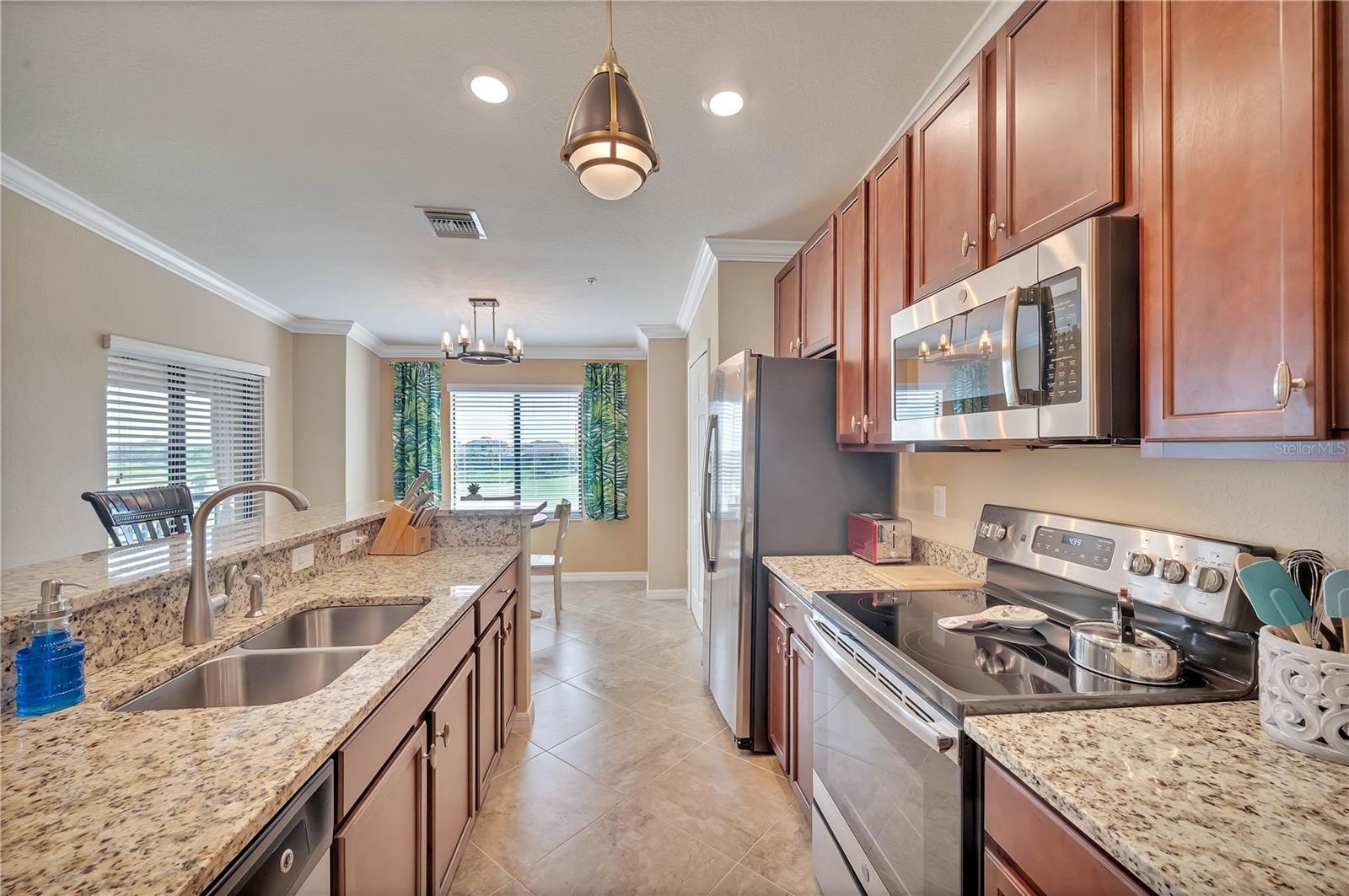 5517 PALMER CIR #203