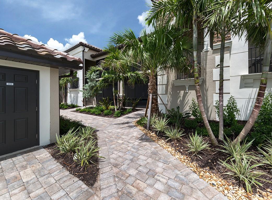 5548 PALMER CIR #103