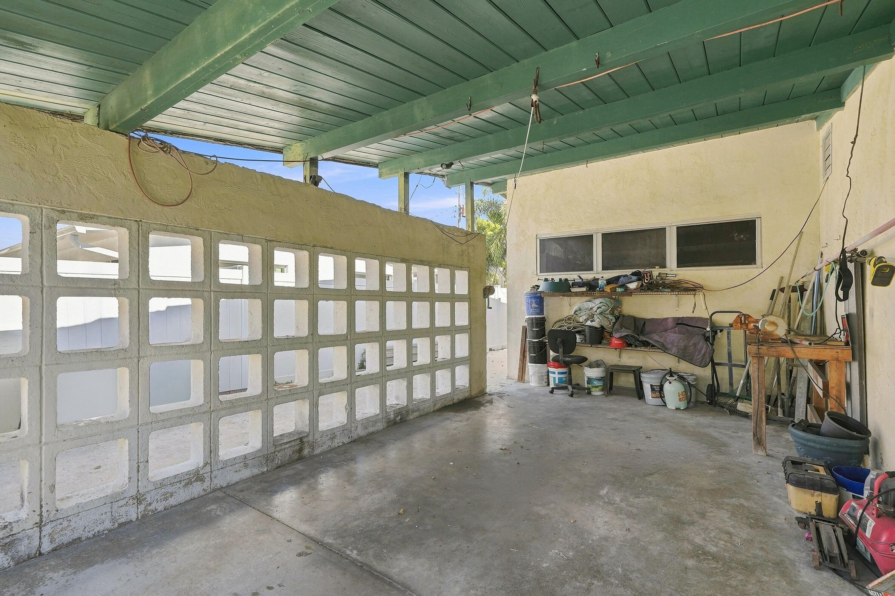 2511 NE 12TH Court