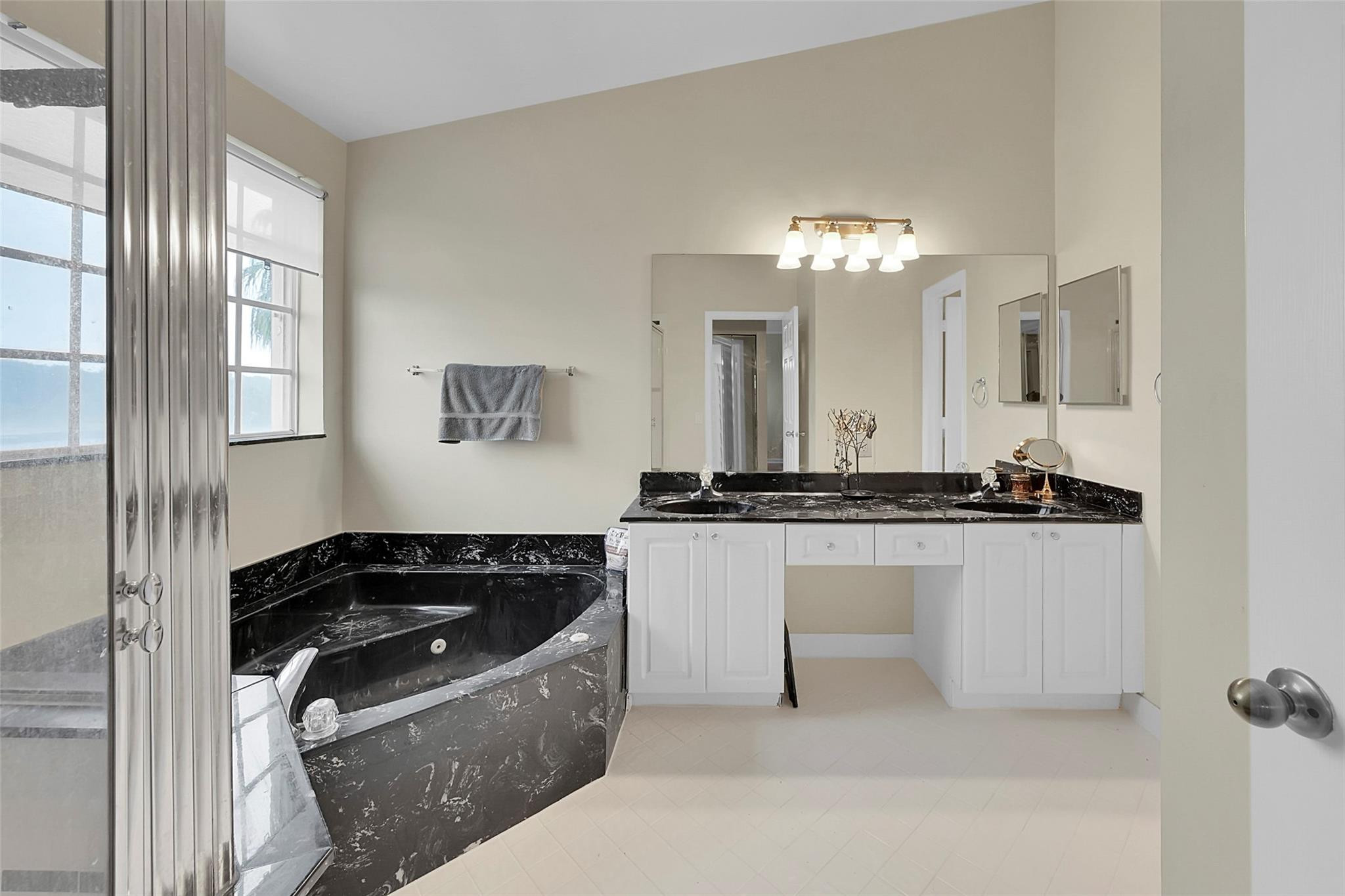 2793 Oakbrook Dr