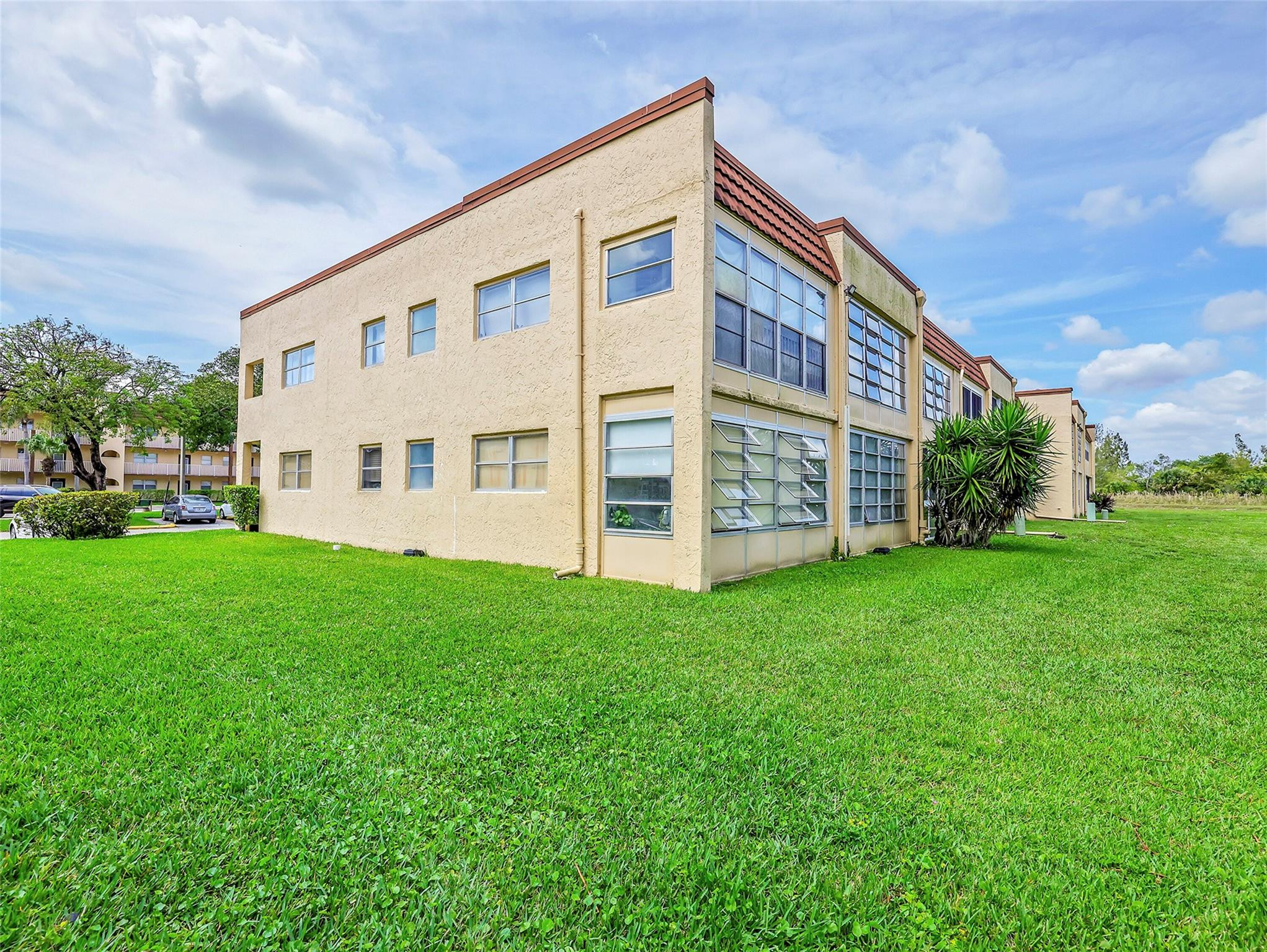 8851 Lakes Blvd 114