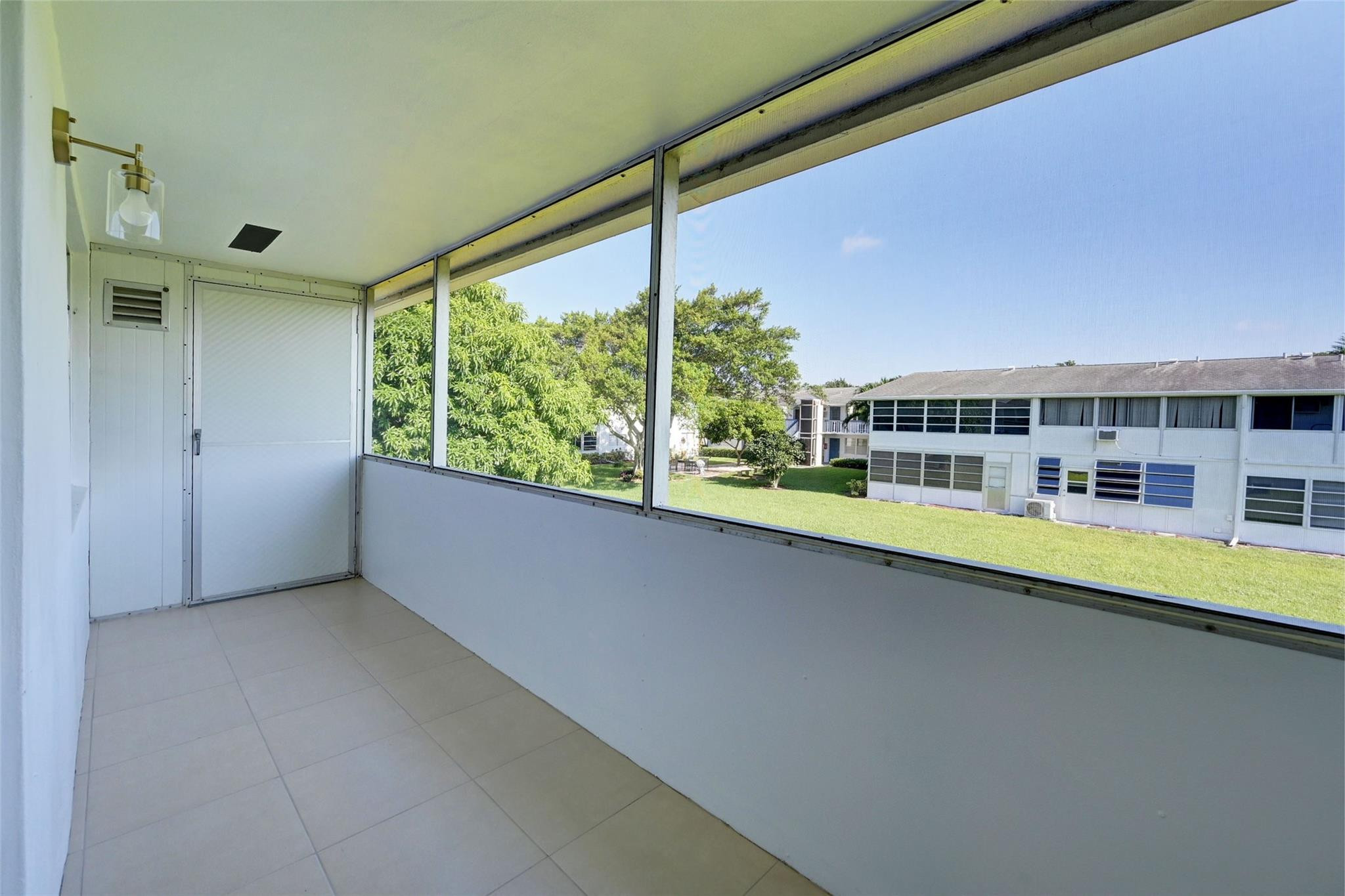 303 Markham N 303