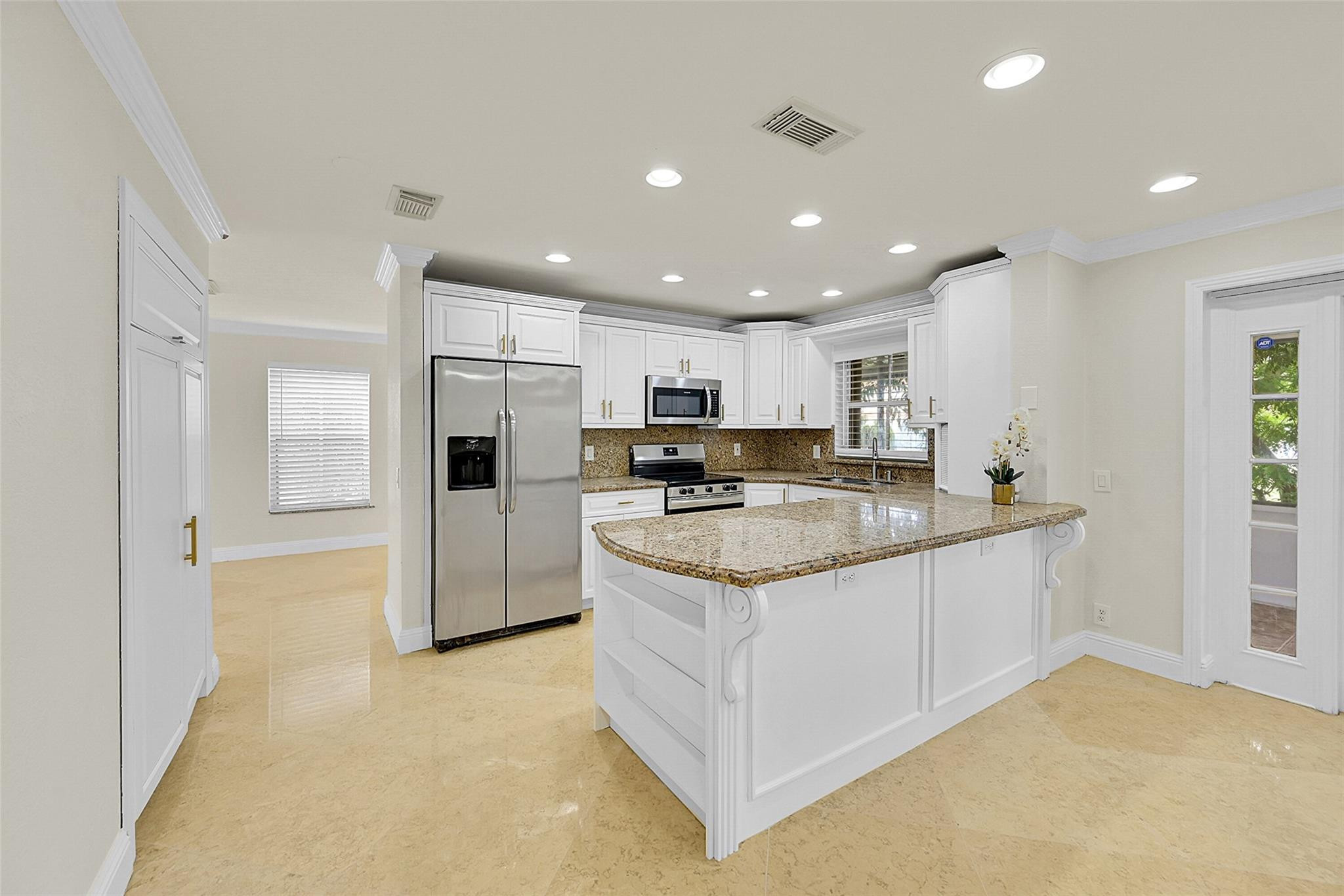 7379 Santa Monica Dr