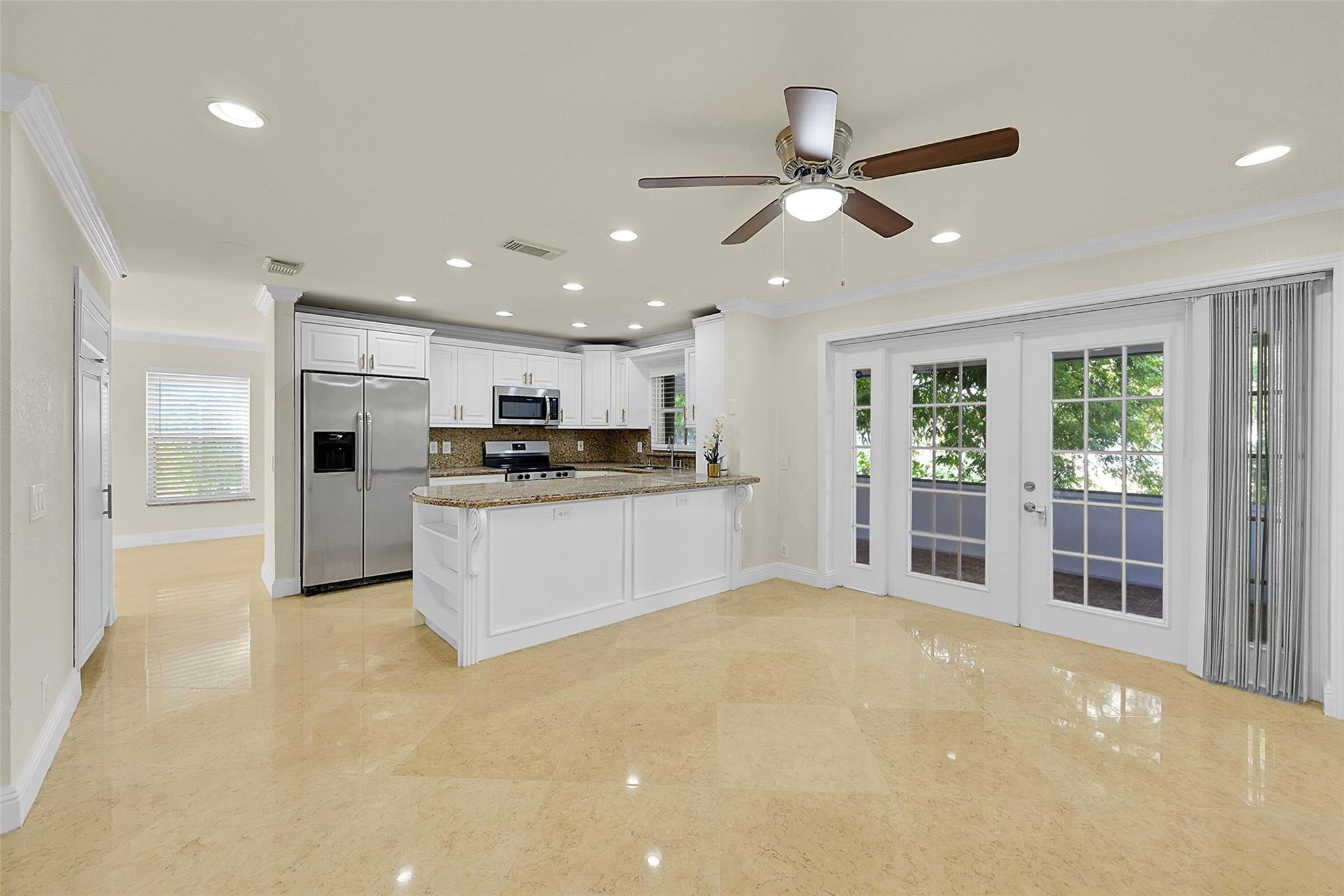 7379 Santa Monica Dr