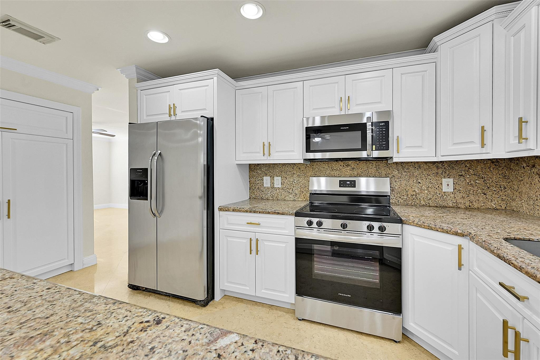7379 Santa Monica Dr