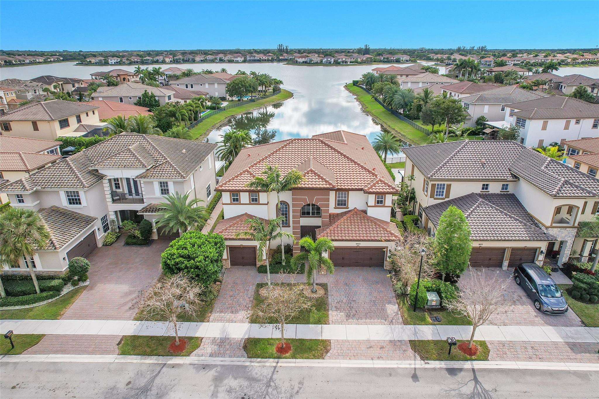 9860 Lakeview Ln
