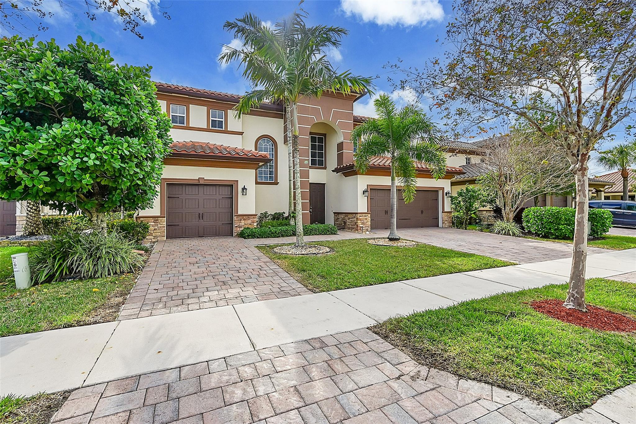 9860 Lakeview Ln