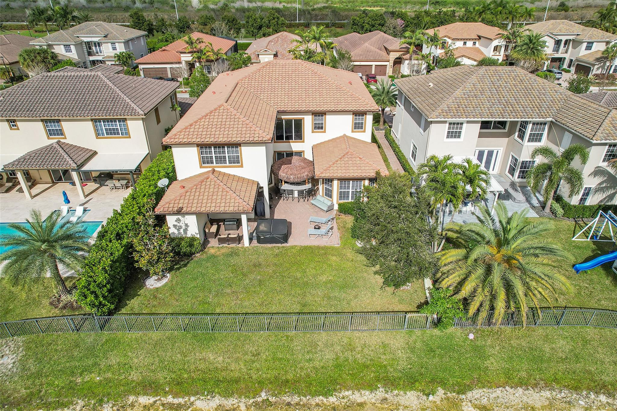9860 Lakeview Ln
