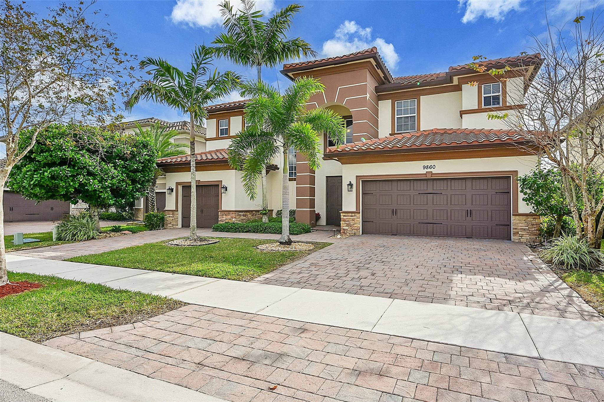 9860 Lakeview Ln