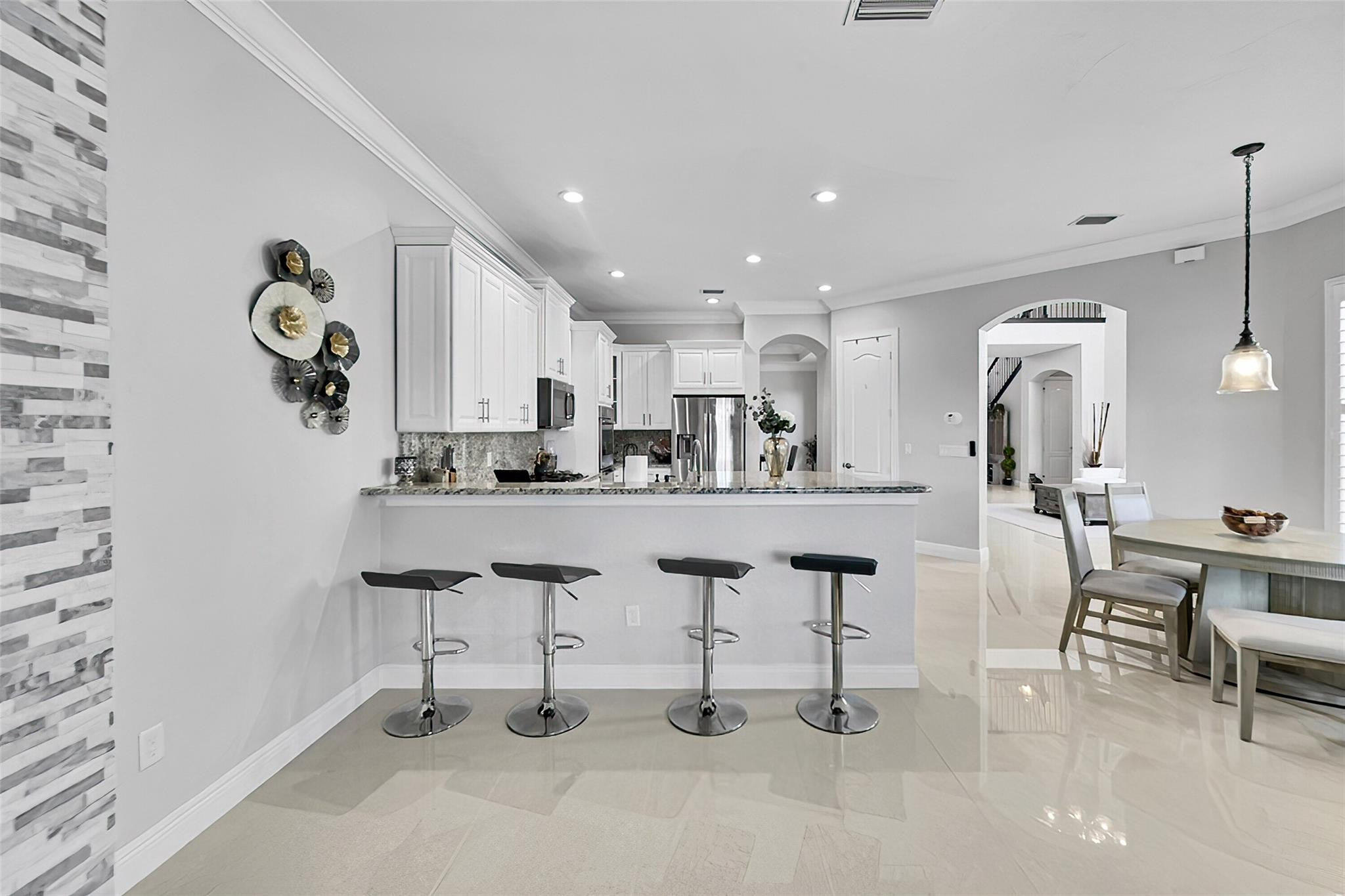 9860 Lakeview Ln