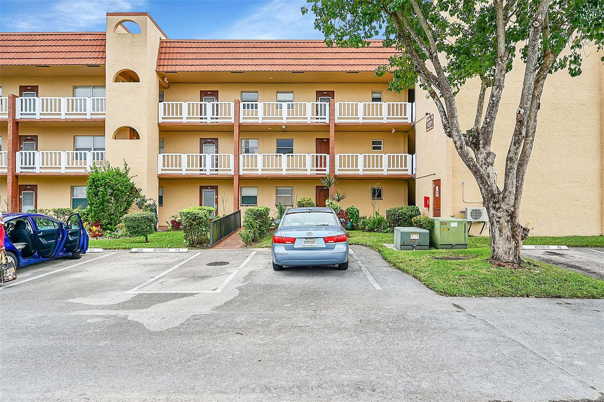 9281 Lakes Blvd 106