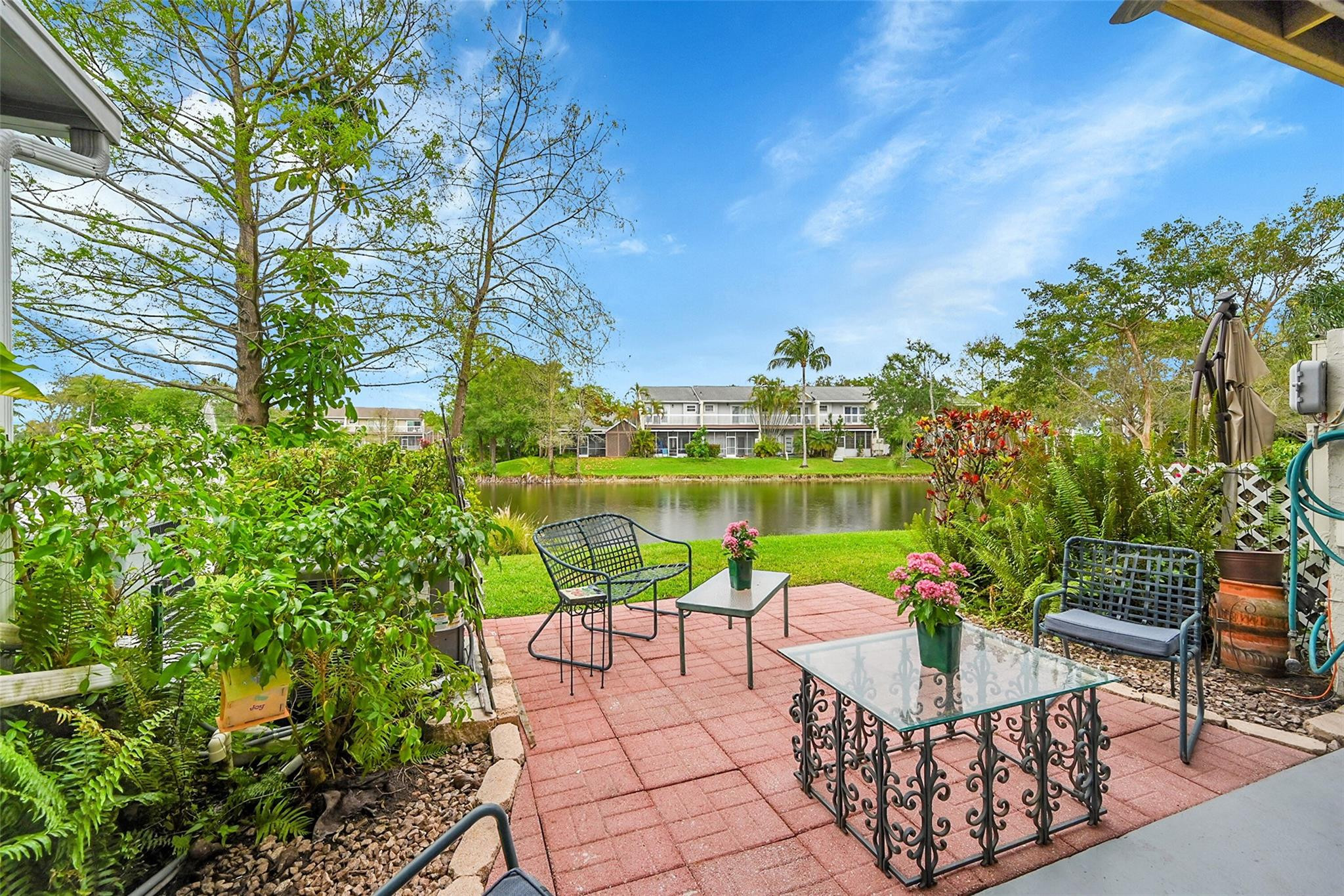 256 W Hemingway Cir