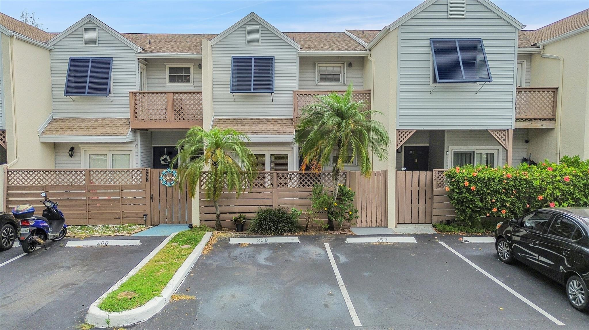 256 W Hemingway Cir
