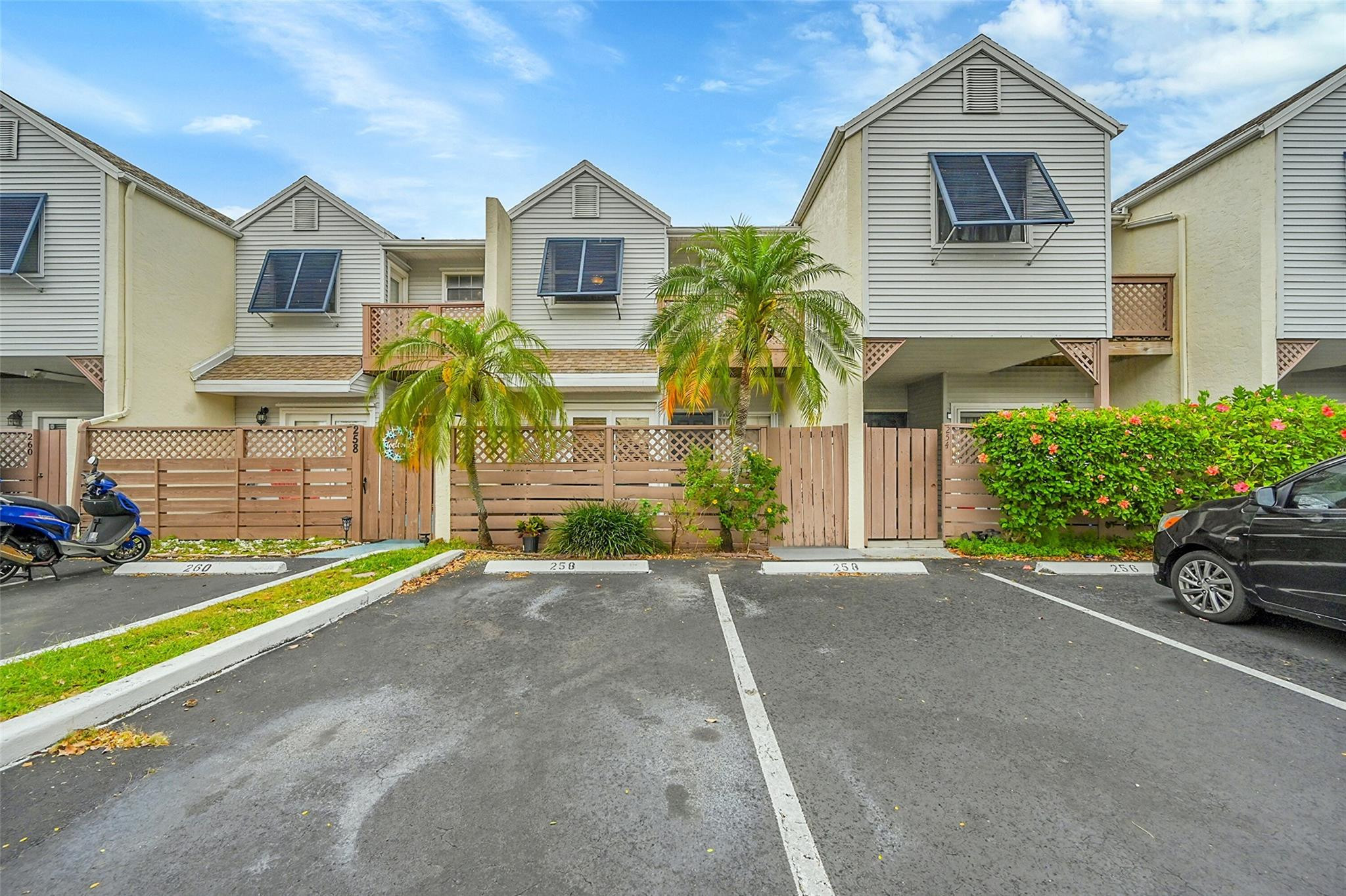256 W Hemingway Cir