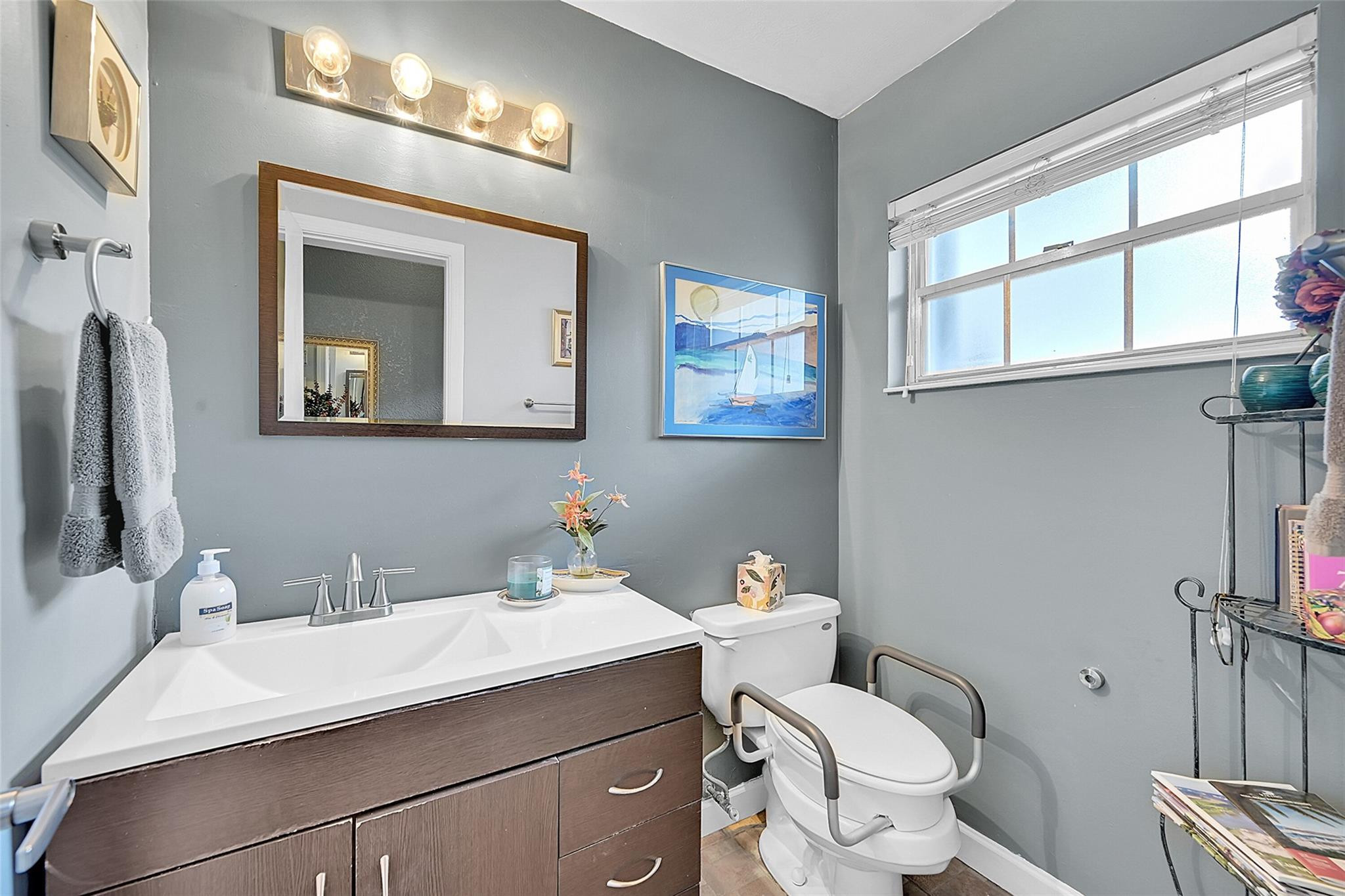 256 W Hemingway Cir