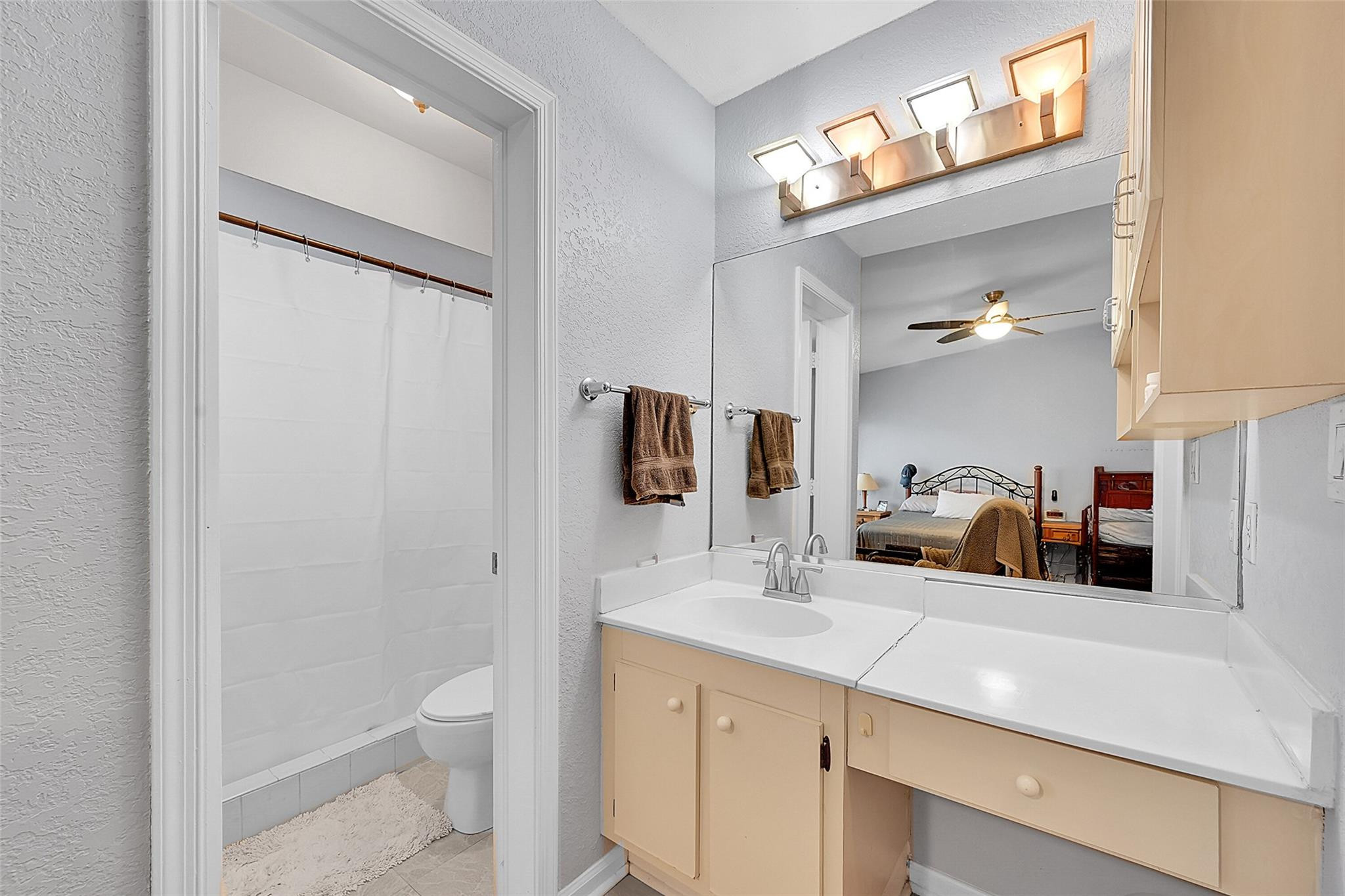 256 W Hemingway Cir