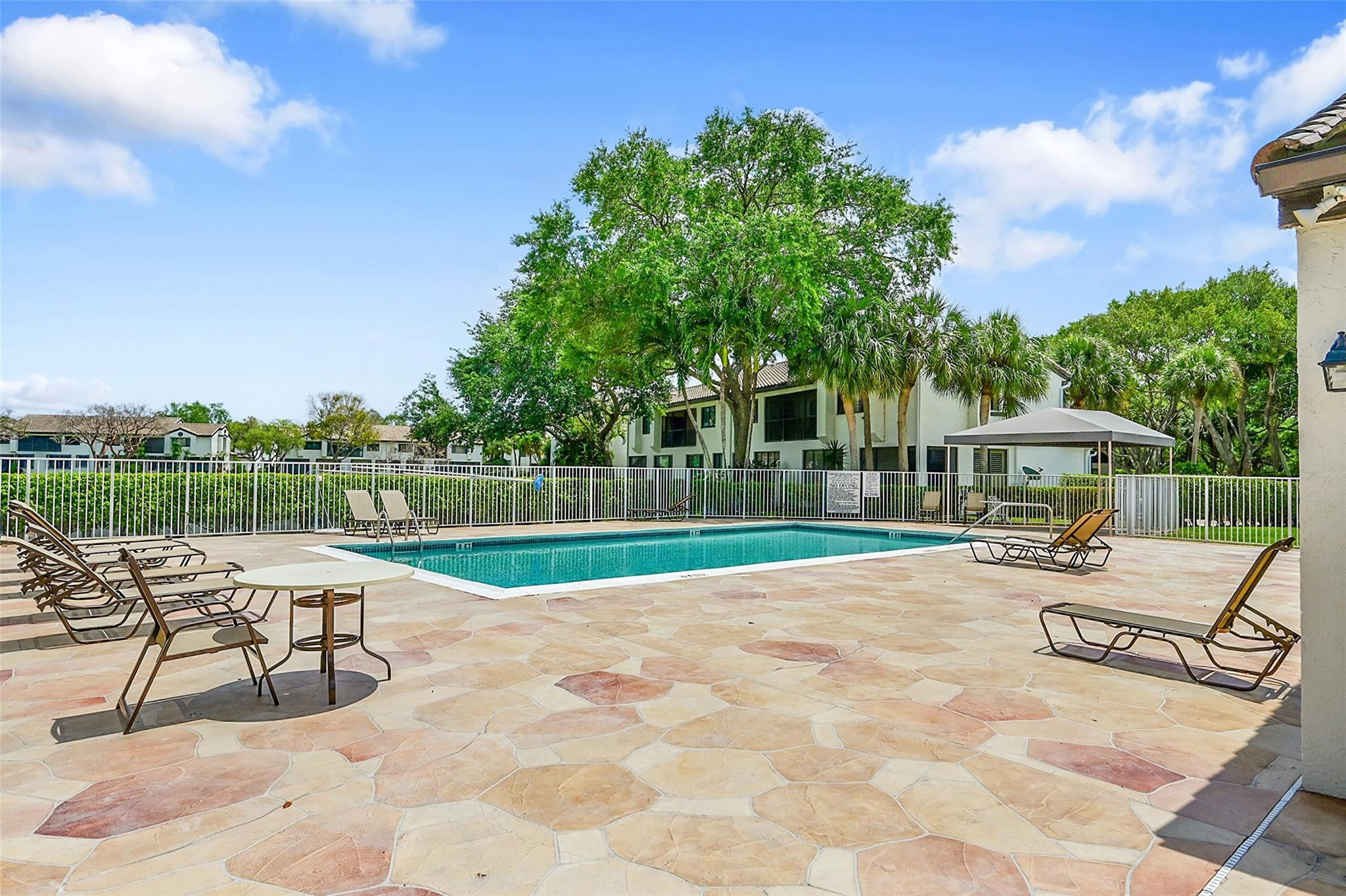 7525 NW 61st Ter 7525