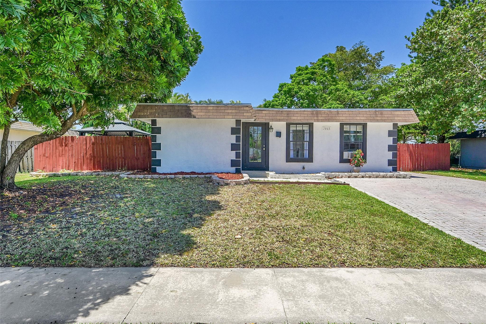 7913 NW 71st Ave