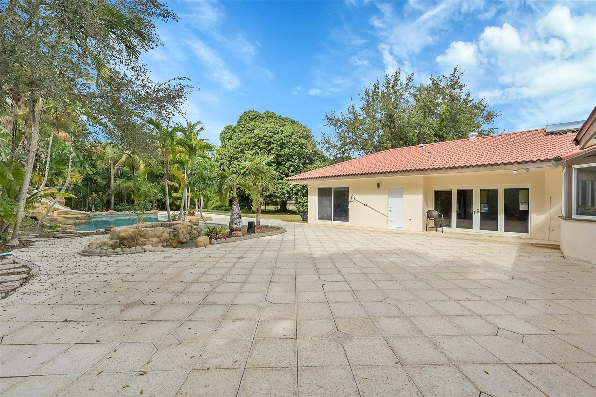 401 Farmington Dr
