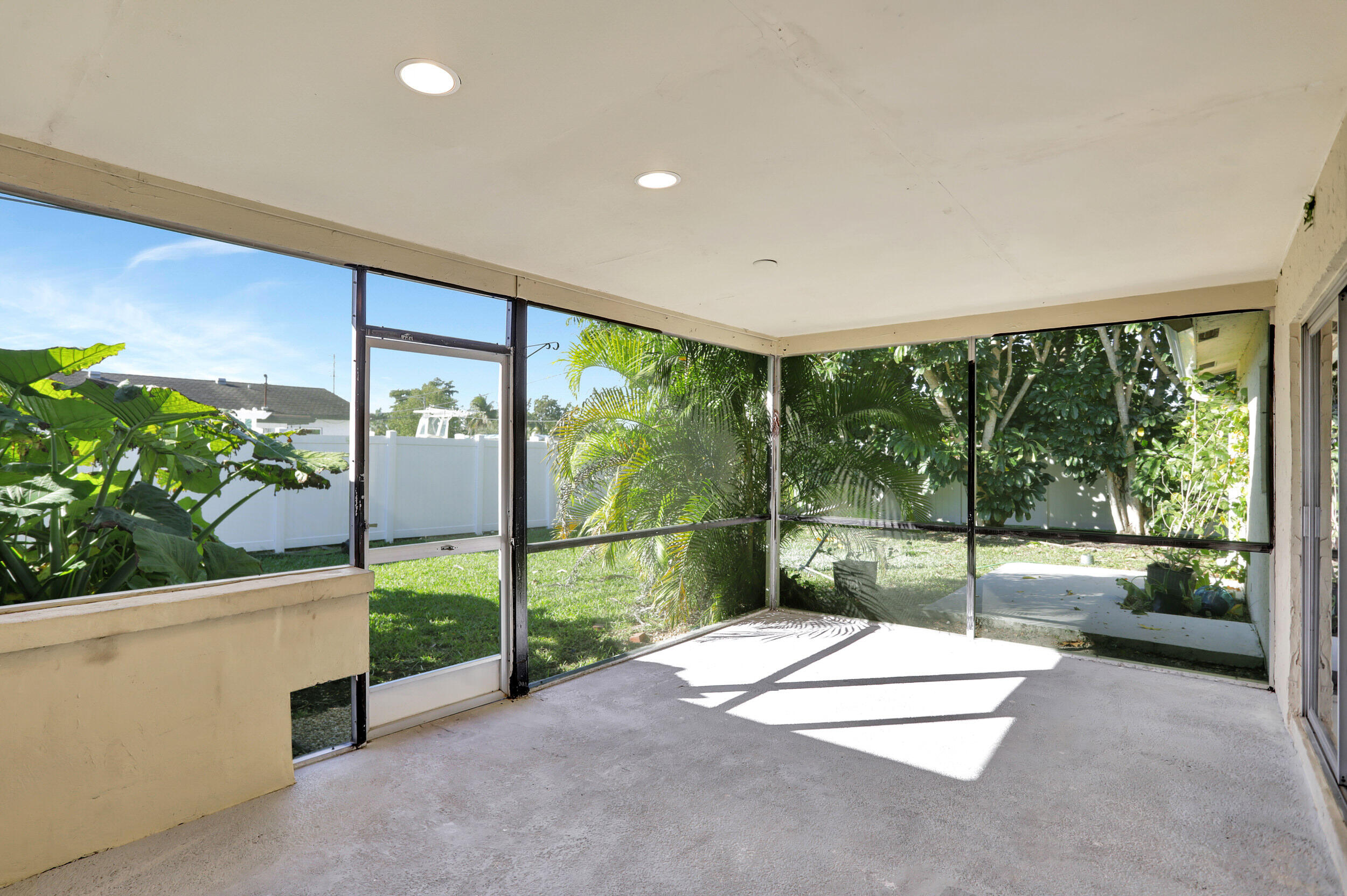 6520 NW 9th Street