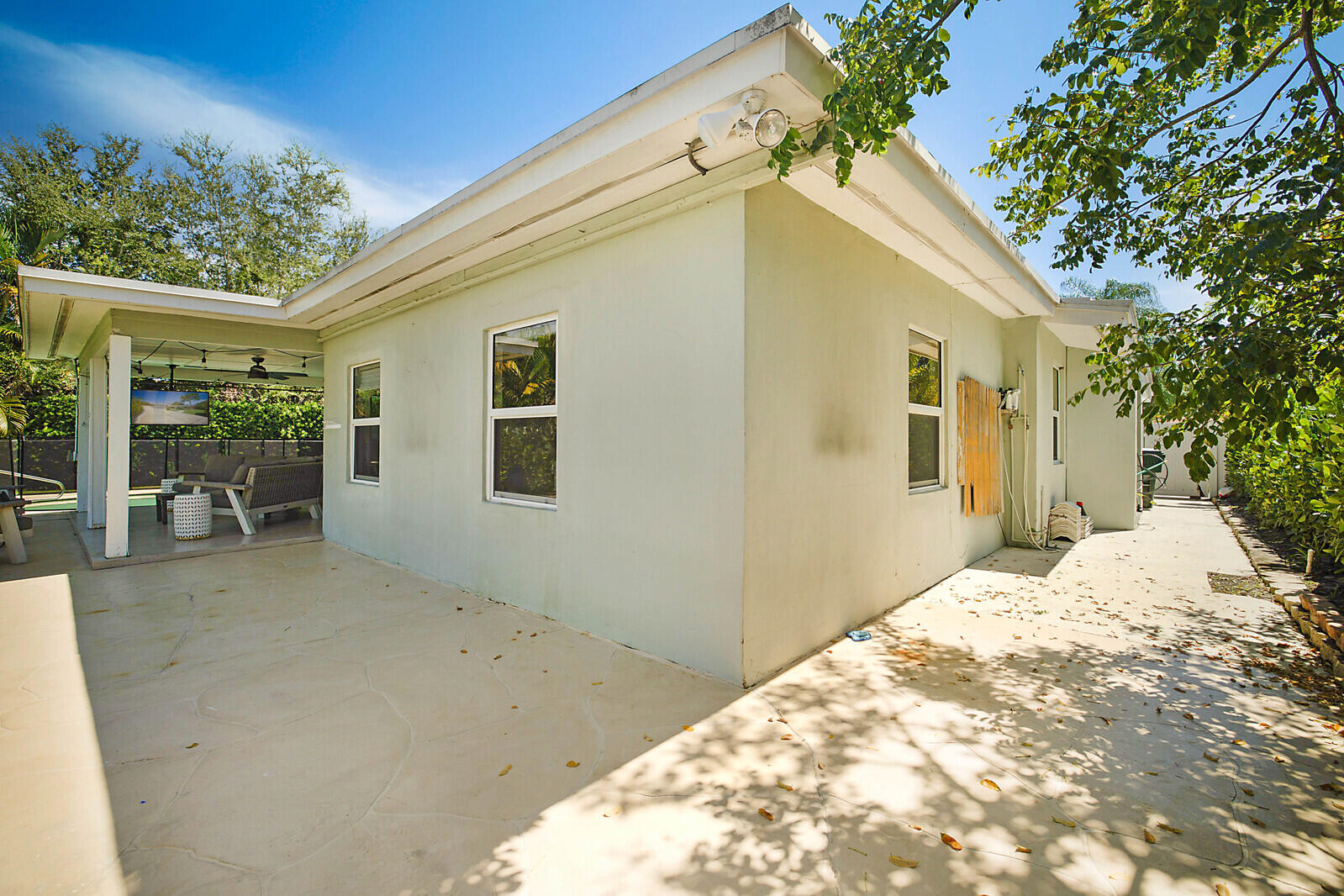 711 NW 7th Drive
