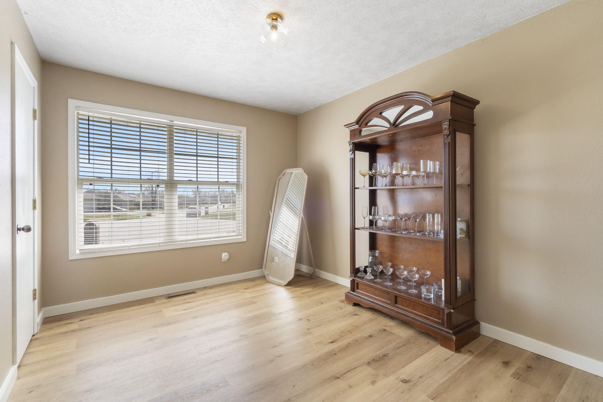 589 N Chandler Avenue