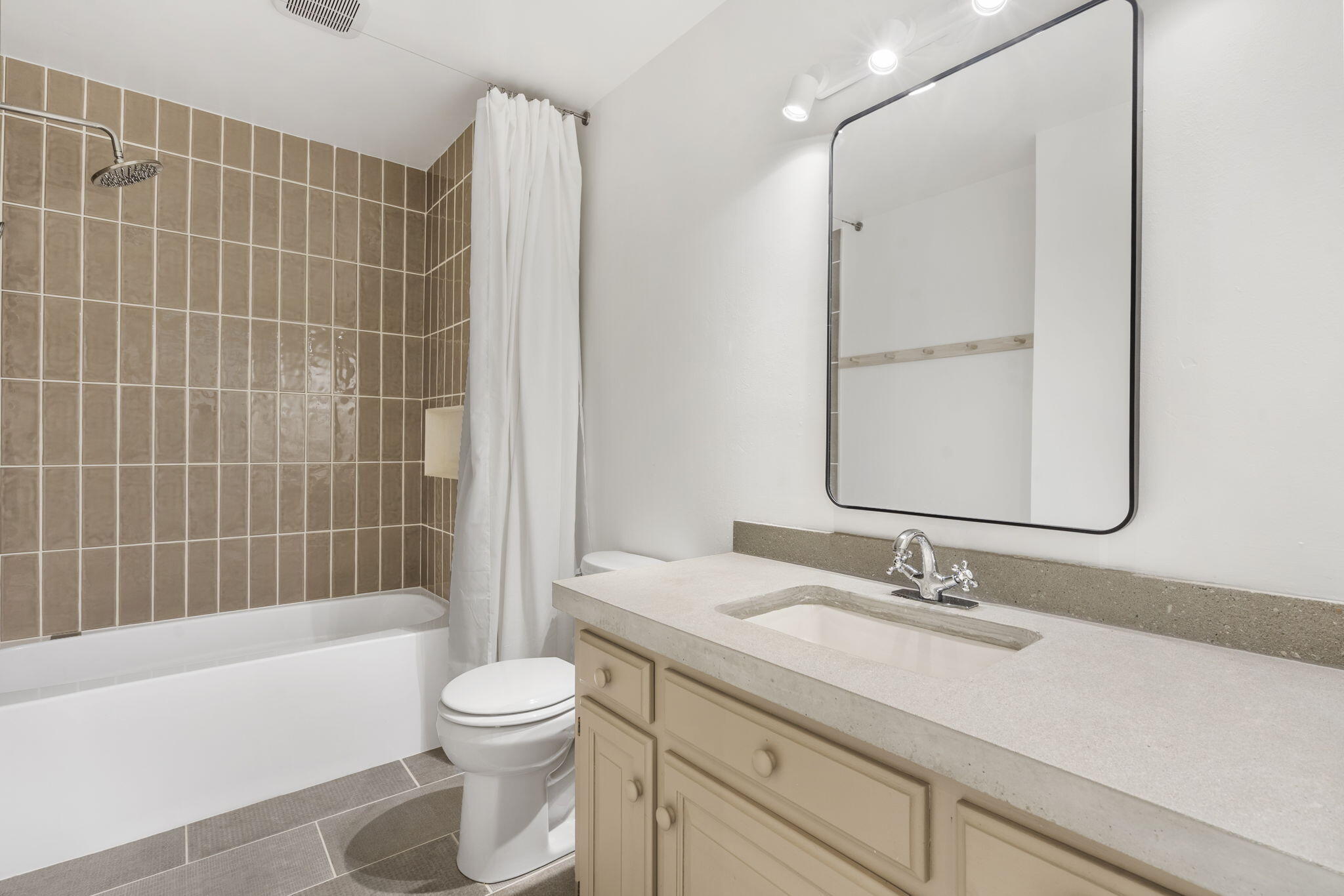 3864 S Hillcrest Avenue